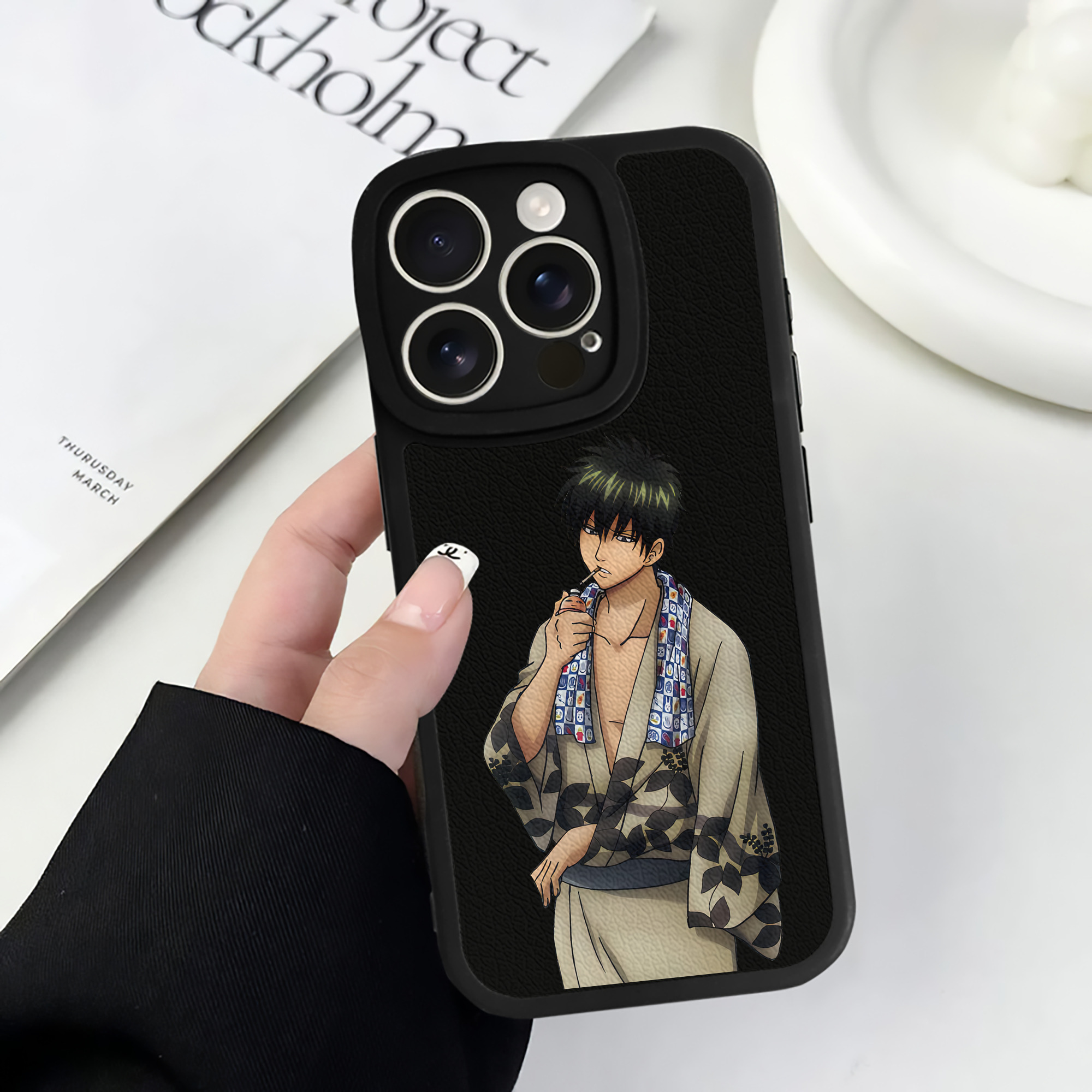 （画像用） ぎんたま 坂田銀時（さかたぎんとき） 神楽 志村新八（しむら しんぱち） GINTAMA Sakata Gintoki Kagura Shimura Shinpachi 【iPhone 16シリーズ対応】シリコンスマホケース（レザー調） 材質：シリコン